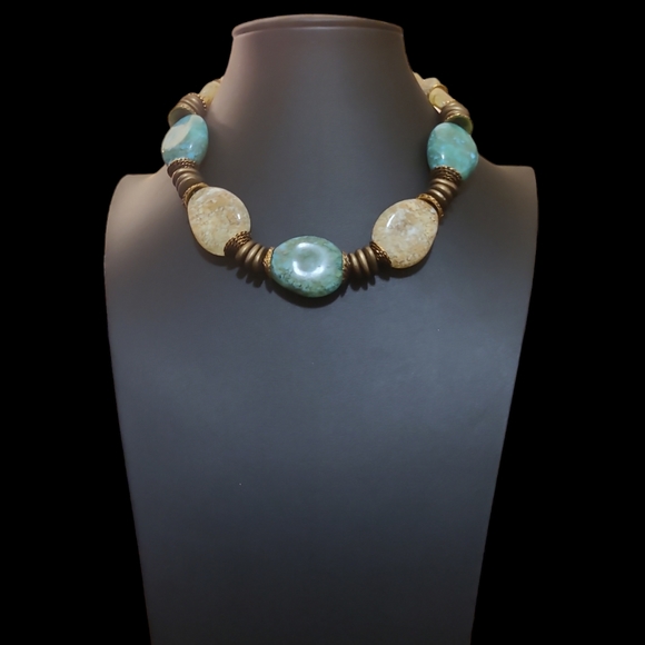 16" Green and White Stone Like Beaded Necklace Lot 1 - Picture 2 of 4